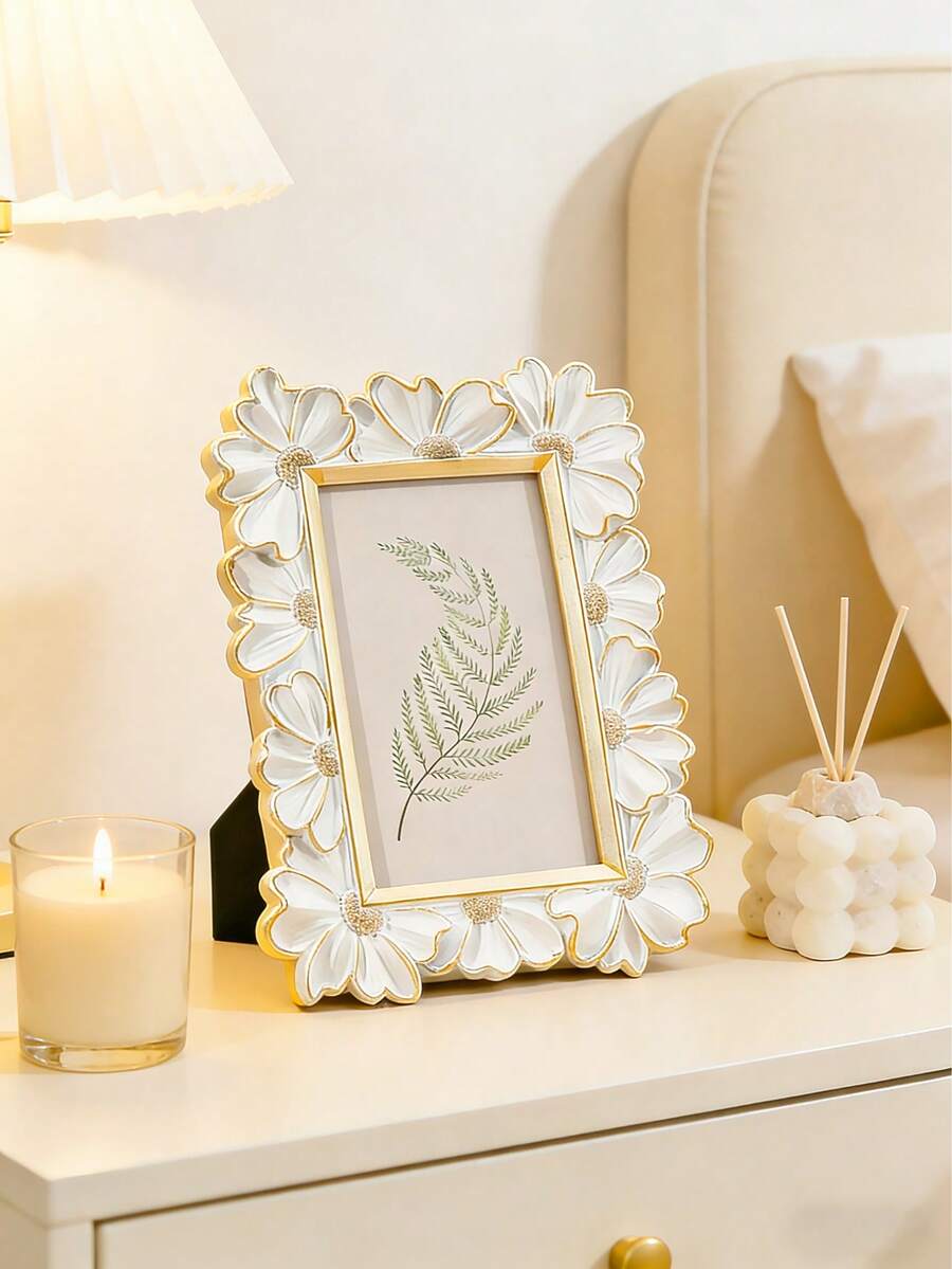 复古雏菊树脂相框 - 白色花瓣搭配金色镶边，适合波西米亚风和复古风家居装饰 - 可展示 4x6 英寸照片、明信片或小型艺术作品 - 高品质树脂材质，经久耐用 - 浪漫的家居装饰品，百搭各种配色方案 - 送给喜爱温馨优雅家居装饰的亲朋好友的绝佳礼物 - 彩色 - 查看 1