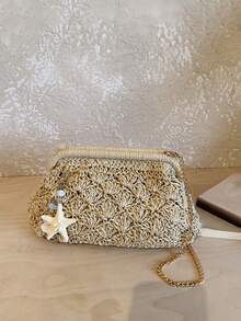 时尚假日风草编包，米色云朵形包身，按扣闭合，星星和贝壳组合吊饰，金属链条斜挎包，是海滩度假及类似场合的理想之选。 - 米色 - 查看 6