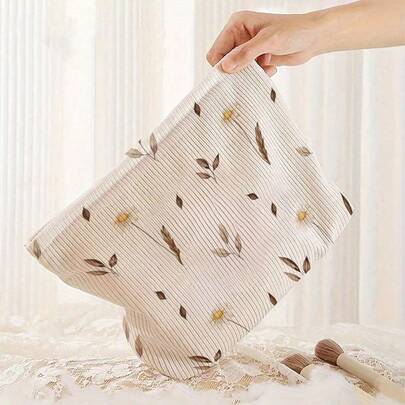 1 chiếc túi đựng mỹ phẩm bằng vải nhung kẻ họa tiết hoa - Túi có khóa kéo, chất liệu mềm mại, nhẹ, thích hợp mang theo khi đi du lịch. Hộp đựng đồ dùng thiết yếu hàng ngày tiện dụng.