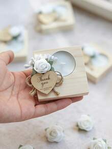 定制复古木质烛台，可刻字，心形设计，饰以花卉图案，适合作为婚礼和新娘派对回礼。定制心形雕刻木质烛台，个性化复古烛台，配以人造玫瑰，是家居装饰和派对礼品的理想之选。 - 彩色 - 查看 4