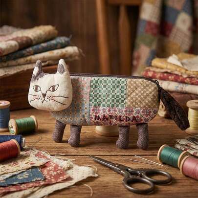 1pc Cat-Shaped Quilted Patchwork Storage Bag With A Metal Zipper Closure-An Adorable Cat-Face Fabric Bag, Suitable For Organizing Makeup Brushes And Desktop Storage. Machine Washable Quilted Small Bag.