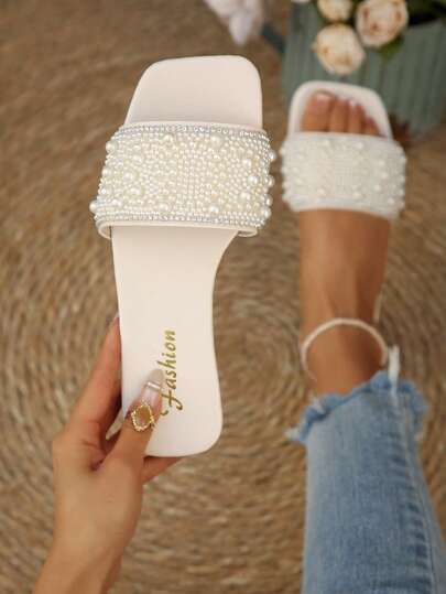 2026 Plus Size Student Sandaler för Dam, Nya Vår/Sommar Vita Platta Sandaler med Fyrkantig Tå och Strassdekor, Halkfria Mjuka Sulor med Snörning och Nitar, Mångsidiga Moderiktiga, Lämpliga För Klänningar, Shorts, Strandkläder, Populära Bland Föräldrar