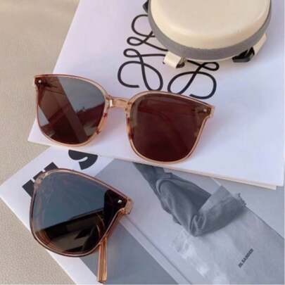 1副可折叠高端时尚女士眼镜。设计时尚，小巧便携，方便携带和存放，可搭配其他眼镜配饰，适合日常通勤、休闲活动和户外探险。