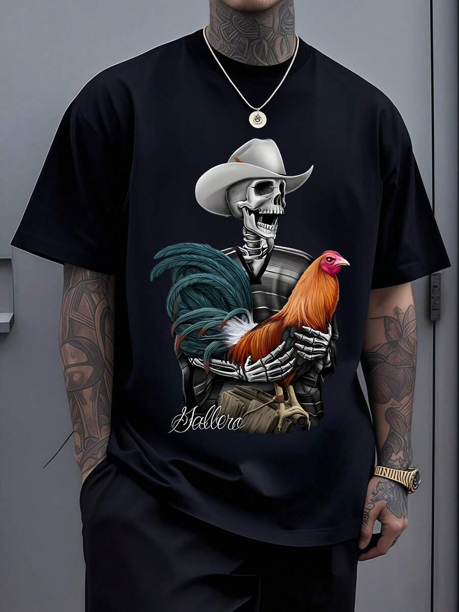 Un esqueleto con sombrero sostiene con firmeza un gallo de plumas vibrantes símbolo de fuerza y orgullo rural reflejando la conexión entre la vida y la muerte con un toque audaz y moderno camiseta de hombre - Negro - Ver 1