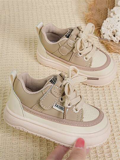 1双卡其色儿童休闲运动鞋，真皮材质，透气舒适，时尚魔术贴搭扣，适合春夏秋冬穿着。