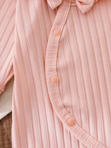 Mono suave y amigable con la piel para bebé niña, color rosa, cuello redondo de manga larga con volantes, decoración de moño, cierre delantero de botones, para todas las estaciones - Rosa - Ver 5
