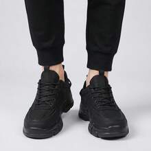 Tenis de hombre de moda casual, zapatos para hombre ligeros y cómodos fabricados en material PU y malla transpirable, tenis para hombre con suela gruesa antideslizante y diseño de cordones, calzado deportivo versátil con amortiguación suave, sneakers resistentes al desgaste de estilo urbano y elegante para caminar con flexibilidad y confort diario. - Negro - Ver 3
