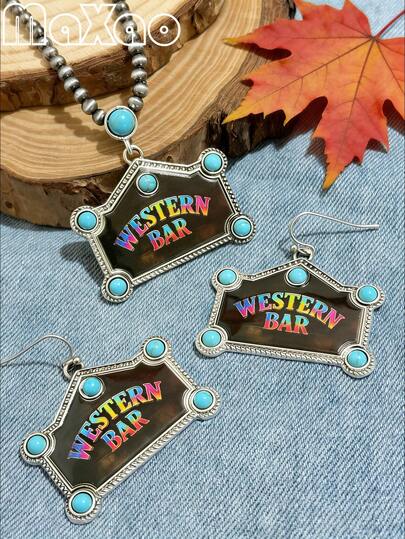 Collar colgante de mujer con diseño de letrero de bar del oeste americano, con texto "WESTERN BAR" y acentos de turquesa y acabado de plata desgastada, capturando la atmósfera libre y espiritual de un salón del oeste. Una opción de estilo única para amantes de la cultura del oeste americano y la estética retro. Adecuado como regalo de cumpleaños, aniversario o para uso diario y ocasiones de vacaciones.