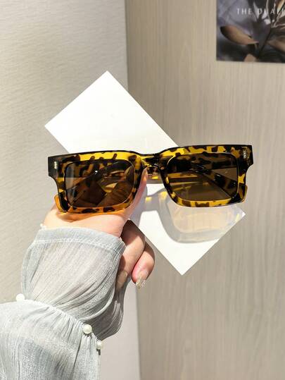 1副女士方形时尚眼镜，复古撞色设计，黑色镜框，聚碳酸酯材质，柔软有色镜片，轻便舒适，适合度假外出佩戴，附眼镜盒。