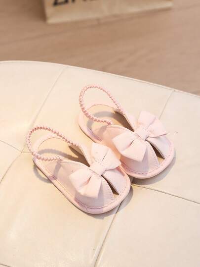 1 đôi dép xăng đan nữ kiểu dáng giản dị, nhẹ, có quai thun và nơ, đế bằng thoải mái, thích hợp cho mùa hè.