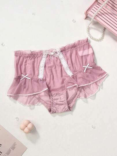 1 chiếc quần lót ren lưới màu hồng ngọt ngào và dễ thương, cạp trung, hơi xuyên thấu, có nơ trang trí.