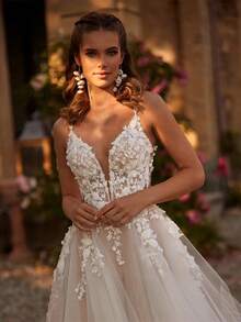 Elegant Sexy V Neck Sleeveless Lace Appliqué A Line Wedding Dress,Registry Office Dresses Bridal Gown,Evening Party Dress Birthday Party Dress Country Wedding,Romantic Church Ceremony Wedding Dress,Suitable For Wedding,Dating,Party,Singles' Party,Vacation,Formal Occasions,Dinner Dress,Prom Dress,Homecoming Dess,Cocktail Party,Wedding Guest Dress,Graduation - 白色 - 查看 4