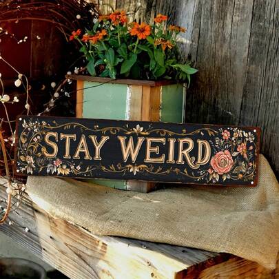 Biển hiệu sắt trang trí hoa văn và vàng kiểu Victoria, 2D, 1 chiếc - "Keep Weird" | Tranh treo tường bằng kim loại bền chắc, kích thước 4x16 inch, phù hợp cho nhà ở, trang trại, hiên nhà, ngoài trời | Quà tặng trang trí độc đáo cho ngày lễ và sinh nhật, trang trí ngoài trời bằng kim loại, 2D phẳng, trang trí hiên nhà, biển hiệu cổ điển, thiết kế mộc mạc, điểm nhấn, bảng trang trí, quà tặng cho người mua sắm, người trang trí nhà cửa.