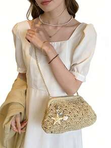 时尚假日风草编包，米色云朵形包身，按扣闭合，星星和贝壳组合吊饰，金属链条斜挎包，是海滩度假及类似场合的理想之选。 - 米色 - 查看 5