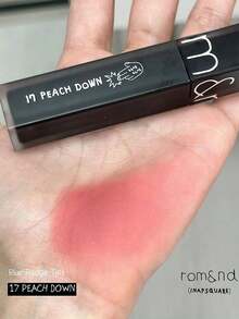 Rom&nd Romand BLUR FUDGE TINT 17 蜜桃色唇釉，哑光唇彩，质地轻盈，奶油配方，易于涂抹，持久显色，不拔干，丝绒哑光妆效，易于晕染，韩国美妆护肤礼品 - 17 PEACH DOWN - 查看 3