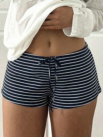 阳光少女风夏季女士系带条纹直筒低腰短裤，适合街头、通勤、休闲和居家穿着。