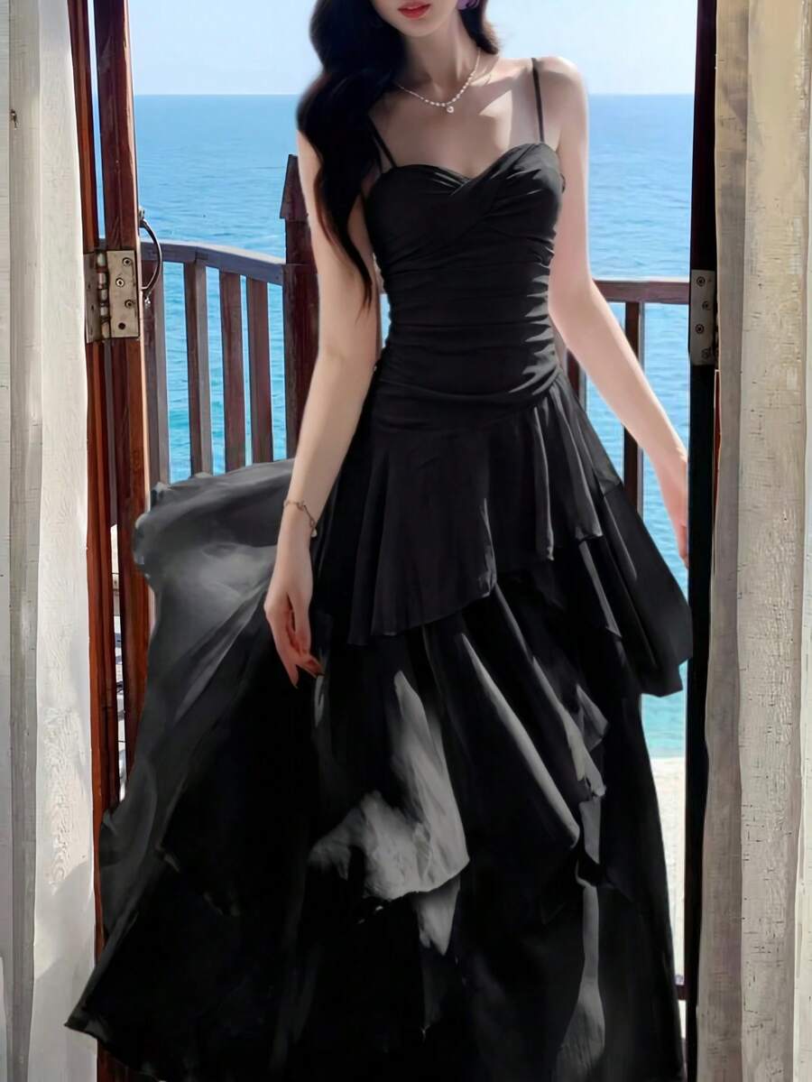 Đầm hai dây xếp ly bất đối xứng thanh lịch, thích hợp cho tiệc tùng, dạ hội, sinh nhật, đám cưới, mùa xuân/hè. Màu đen.