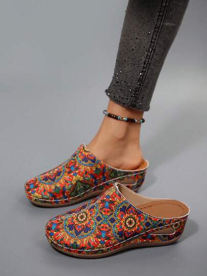 Với họa tiết hình tròn rực rỡ, mang phong cách Bohemian, đôi dép bít mũi này có đế xuồng dày dặn - hoàn hảo cho những chuyến đi chơi thư giãn, đi làm hàng ngày và phối cùng trang phục mang phong cách đồng quê.