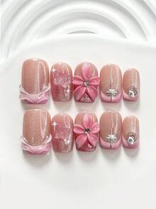 10件套精致手工闪粉美甲套装，包含凝胶美甲套装、梦幻蝴蝶、精致粉色花朵、银色星星图案、银色五角星美甲装饰、白色波浪纹、白色十字星美甲配件、粉色指甲油，以及美甲工具（1个果冻贴+1个指甲锉）。三种尺寸可选：方形、短长方形、杏仁形。适合工作、日常、摄影、派对、春夏等场合。 - 彩色 - 查看 18