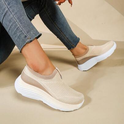 Sneaker minimalista in maglia, scarpe casual slip-on chic, calzature traspiranti in rete dal design moderno, scarpe da passeggio per uso quotidiano all'aperto