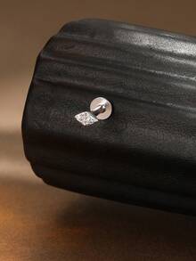 1颗莫桑石925纯银马眼形耳钉，简约精致爪镶，低过敏性，适合耳骨、耳屏等穿孔，是送给女性的日常佩戴或婚礼季的理想礼物。 - 銀色 - 查看 4