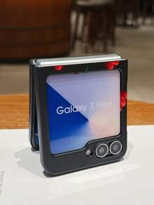 1pc Fashionable And Minimalist Skin Feel PC Material Cute And Minimalist Tulip Flower Element Folding Phone Case, Can Protect And Prevent Falling For: SamsungGalaxy Zflip 3/Zflip 4/Zflip 5/Zflip 6/Zflip 7/ Find N3 Flip/ Razr 50 Ultra/ Razr 60 Ultra/ Razr 60/ Razr 50/XiaomiMIX Flip/Galaxy Z Flip7 FE - Black - View 4