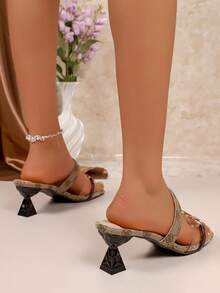 Giày sandal cao gót nữ kiểu retro họa tiết hoa, khóa kim loại, quai ngang mắt cá chân, gót trung bình, mẫu mới mùa hè 2026. - Màu Khaki - Xem 4