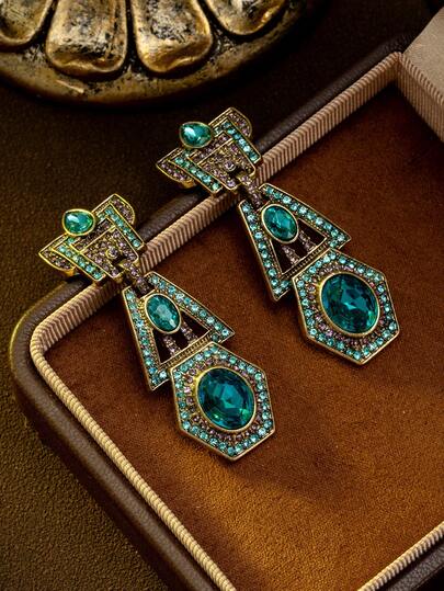 一款复古欧美几何设计经典百搭的小众高端优雅奢华时尚耳环，采用铜合金底座，镶嵌宝石，适合日常佩戴、派对、宴会和庆典场合。