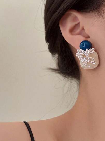 一对亚克力方形仿珍珠复古耳环，设计精美，适合日常佩戴