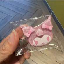 SANRIO 可爱黑色“”发夹，萌趣卡通侧边发夹，创意头饰，适合作为生日礼物（手工染色，存在轻微瑕疵，不影响使用） - 彩色 - 查看 17
