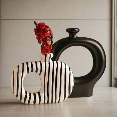 1个黑色花瓶和1个带黑色条纹的白色花瓶。它们能为任何空间增添现代艺术气息，提升氛围。适合作为现代装饰礼品、家居摆件、书架装饰、餐桌中心摆件、客厅装饰、抽象艺术雕塑装饰、餐厅中心摆件。