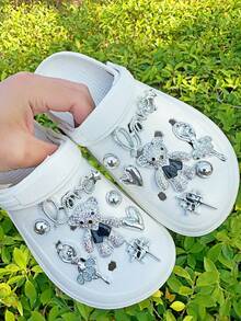 14 piezas de dijes con strass plateados en forma de oso, ángel con brillo, corazón y cruz, decoraciones desmontables para zapatos, adecuadas para zapatos con agujeros como pantuflas, sandalias, zapatos de playa, zapatos de jardín, etc. - Plateado - Ver 4