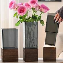Vaso quadrado moderno com base (1 unidade) - Vaso minimalista, ideal para arranjos florais, decoração de mesa, decoração de ambientes e decoração de casa - Vaso em cor neutra, perfeito para casamentos, festas e salas de estar - Presente ideal. Vaso de vidro com base quadrada de madeira na cor cinza para decoração de arranjos florais na sala de estar. - 1PC - Ver 12