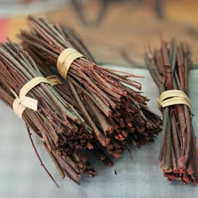 6-4 捆，深红色天然小树枝，适用于学校项目、季节性装饰、背景装饰、小栅栏、木制装饰、工艺棒、乡村风格装饰、农舍装饰、娃娃屋景观和花园场景、小型模型树枝和木片、各种 DIY 工艺品、摄影道具、教育项目、木制装饰品，非常适合婚礼、派对、家居装饰等。