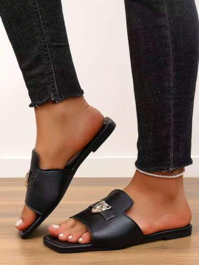 Sandalias de verano planas sin cordones para mujer, estilo de moda personalizado adecuado para ocio al aire libre, playa, vacaciones, compras y uso en interiores. Parte superior del zapato negro con decoración de hebilla dorada, chanclas de verano ligeras para damas