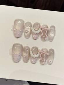 10 móng tay giả thủ công nguyên chất, kích thước trung bình, hình hạnh nhân, màu tím nhạt, kiểu dáng nữ tính nhẹ nhàng, nền hồng gradient với lớp phủ kim tuyến lấp lánh, kết hợp với nơ hồng 3D, điểm nhấn ren trắng và chi tiết chấm ngọc trai, tạo nên bộ móng tay mộng mơ và ngọt ngào cho phụ nữ và bé gái, thích hợp cho các lễ hội, tiệc tùng và sử dụng hàng ngày vào mùa xuân, hè, thu, đông. - Màu tím hoa cà - Xem 1