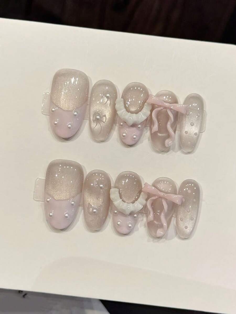 10 móng tay giả thủ công nguyên chất, kích thước trung bình, hình hạnh nhân, màu tím nhạt, kiểu dáng nữ tính nhẹ nhàng, nền hồng gradient với lớp phủ kim tuyến lấp lánh, kết hợp với nơ hồng 3D, điểm nhấn ren trắng và chi tiết chấm ngọc trai, tạo nên bộ móng tay mộng mơ và ngọt ngào cho phụ nữ và bé gái, thích hợp cho các lễ hội, tiệc tùng và sử dụng hàng ngày vào mùa xuân, hè, thu, đông. - Màu tím hoa cà - Xem 1