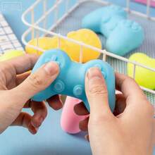 1 pieza Pelota apretable de controlador de juegos de color dopamina 2026 nueva, juguete de estrés de silicona suave y realista, que rebota lentamente, regalo creativo para adultos - perfecto para cumpleaños, Pascua - Multicolor - Ver 5