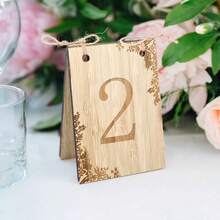 Bộ bảng số bàn bằng gỗ tự làm, hoàn hảo cho tiệc cưới, tiệc chiêu đãi, địa điểm tổ chức đám cưới theo phong cách mộc mạc, họp mặt gia đình. - Thẻ chỗ ngồi - Xem 2