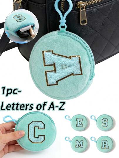 这款蓝绿色毛绒圆形零钱包饰有刺绣毛巾字母 A-Z，可作迷你钥匙扣钱包、女士证件包、零钱包、口红化妆包、耳机收纳包使用，适合学校、宿舍、户外、露营和野餐等场合。材质耐用，易于清洁；是送给家人、朋友和同学的节日或生日礼物。