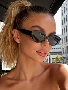 一副男女通用椭圆形黑色太阳镜，适合户外活动、旅行、夏季配饰、运动风格、驾驶、节日、海滩、电子音乐节、郊游、度假、家庭旅行、高尔夫、徒步旅行、优雅着装等场合。 - 黑色 - 查看 1