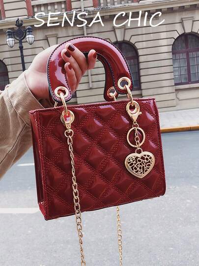 Este bolso de moda y minimalista presenta un diseño con patrón de diamantes, está hecho de material de PU y viene con un delicado colgante y una cadena de metal. Es un bolso multifuncional y práctico adecuado para mujeres, estudiantes universitarias, trabajadoras de oficina, citas, salidas y viajes diarios. También es un regalo perfecto para el Día de San Valentín.