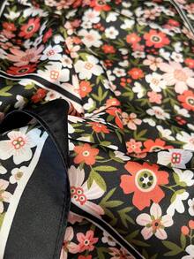 1条优雅碎花印花70厘米方巾，适合休闲和街头穿搭，可作头巾、发带、户外防晒装饰，完美打造各种造型。 - 黑色 - 查看 3