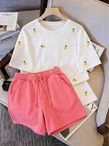 Camiseta blanca + pantalón corto rosa