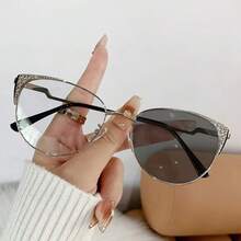 1 Cặp kính gọng kim loại hình bầu dục, unisex, có tròng kính đổi màu - Tròng kính trong suốt, gọng kim loại nửa vành - Giảm mỏi mắt do sử dụng máy tính, tivi, điện thoại và chơi game, cũng có thể dùng làm kính trang trí. - Khung vàng tím - Xem 23