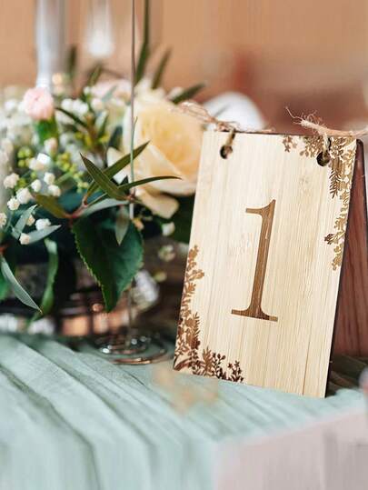 Bộ 5 biển số bàn bằng gỗ tự làm, thiết kế hoa dại chạm khắc cổ điển, kèm dây thừng gai để treo, thích hợp cho tiệc cưới, tiệc chiêu đãi, địa điểm tổ chức đám cưới mộc mạc, họp mặt gia đình và các sự kiện kỷ niệm lớn.
