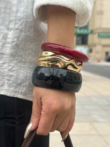 1件美拉德工艺金色褶皱手镯，夸张不对称亚克力手镯，适合日常通勤、旅行、街头摄影 - 彩色 - 查看 4