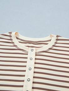 Áo thun thường ngày kẻ sọc cổ Henley, cài cúc, vạt cong - Màu Khaki - Xem 8