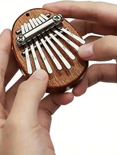 1 قطعة بيانو إبهام صغير أوكتاف كاليمبا من الخشب الطبيعي (علبة تعبئة مع حبل خرزي) آلة موسيقية إصبع بداية محمولة، مثالية كهدية لحفلة عيد الميلاد وموسم التخرج والحفلات الموسيقية، ديكور معلق للحقيبة الظهر