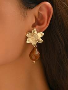 一对优雅性感复古波西米亚风古银色金属花朵耳环，金色花蕊，波浪形陶瓷吊坠，不对称合成树脂蓝色方块组合吊坠耳环，适合性感派对、节日佩戴。新款花朵造型水滴形树脂方块吊坠耳环，花朵造型流苏吊坠耳环，多种颜色树脂图案可选，颜色随机发货。 - 彩色 - 查看 2